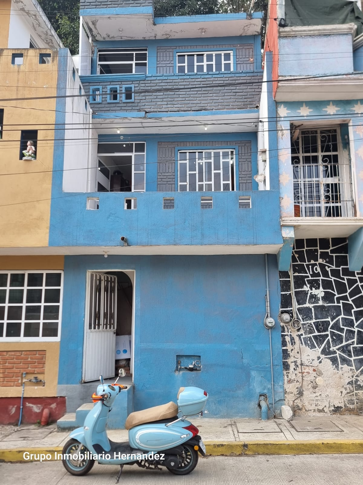 Fotografía original de la fachada azul de la casa anunciada en San Bruno, Xalapa, Veracruz.